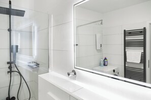 Douche, sèche-cheveux, serviettes fournies, savon