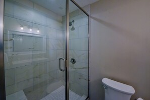 Regadera y secadora de cabello 