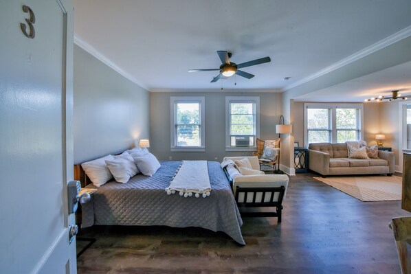 1 habitación, escritorio, tabla de planchar con plancha y wifi gratis 