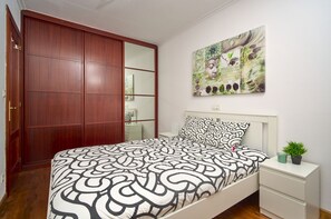 2 bedrooms, iron/ironing board, WiFi - Quaint downtown house in charming Pravia (Pravia)