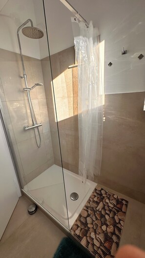 Shower, hair dryer, towels, soap - Cozy stylish apartment centrally located (Bielefeld)