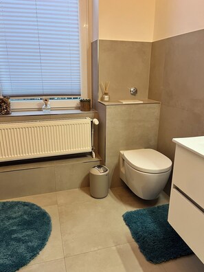 Een douche, een haardroger, handdoeken, zeep