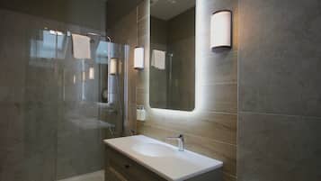 Habitación Deluxe con 1 cama doble o 2 individuales | Baño | Secador de pelo, toallas, jabón y champú