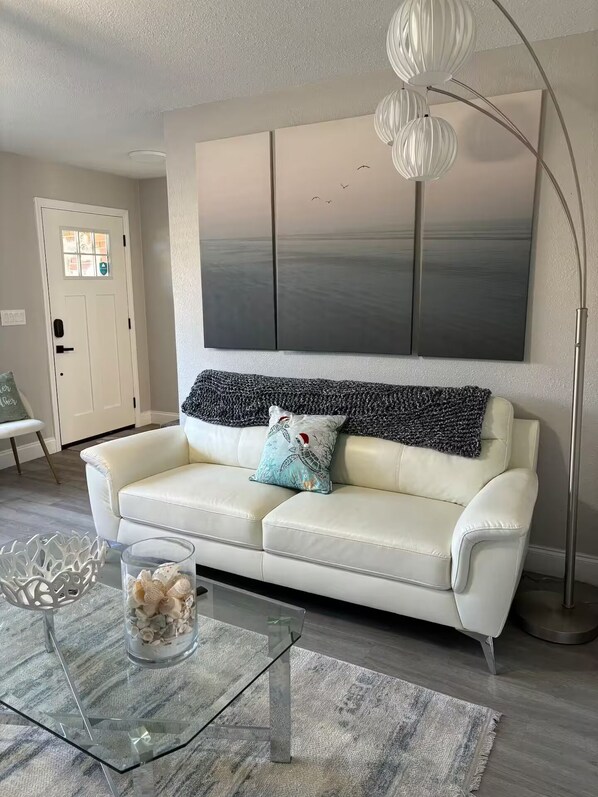 Smart TV, fireplace, video games, DVD player - Starfish Kisses, beautiful pool home, 8 min from beach, 12 min to speed way. (South Daytona)