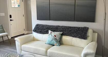 Starfish Kisses, beautiful pool home, 8 min from beach, 12 min to speed way.