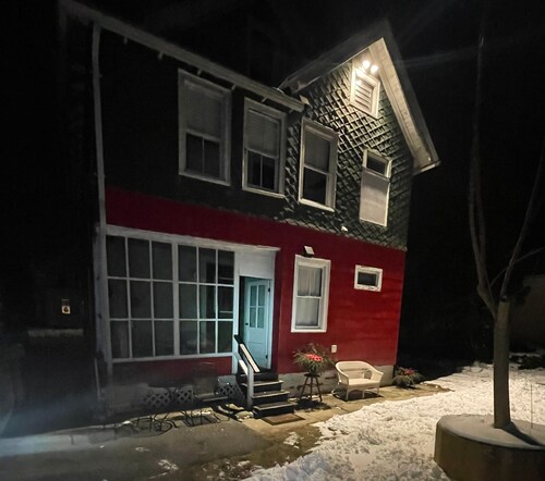 Queenan, 1-St Floor, 2-bed, Downtown Historic Mystic.  Short walk to everything.