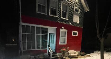 Queenan, 1-St Floor, 2-bed, Downtown Historic Mystic. Short walk to everything.