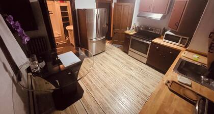 Queenan, 1-St Floor, 2-bed, Downtown Historic Mystic. Short walk to everything.