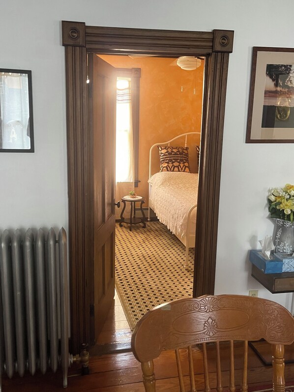 2 habitaciones, escritorio, tabla de planchar con plancha y wifi gratis 