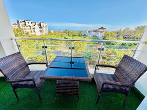 Property grounds - 2-bedroom apartment in enchanting Mombasa with AC, WiFi,swimming pool (Mombasa)