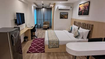 Deluxe studio, uitzicht op stad | Een kluis op de kamer, een bureau, een laptopwerkplek, gratis wifi