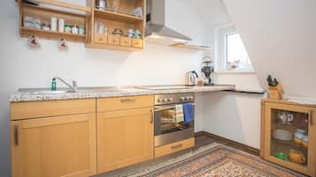 Kühlschrank, Mikrowelle, Wasserkocher mit Kaffee-/Teezubehör, Toaster