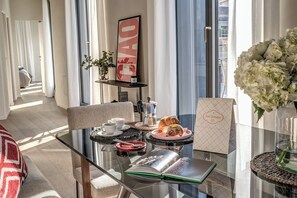 Apartment (2 Bedrooms) | Dining room