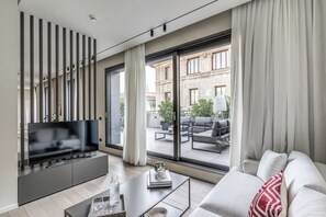 Departamento (2 Bedrooms) | Área de sala de estar | Televisión de pantalla plana de 32 pulgadas con canales por cable