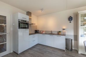 Fridge, microwave, dishwasher, coffee/tea maker