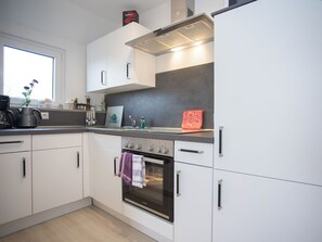 Fridge, microwave, coffee/tea maker, toaster - Am Südhang apartment 28 | Cozy holiday home in Winterberg with panoramic view (Winterberg)