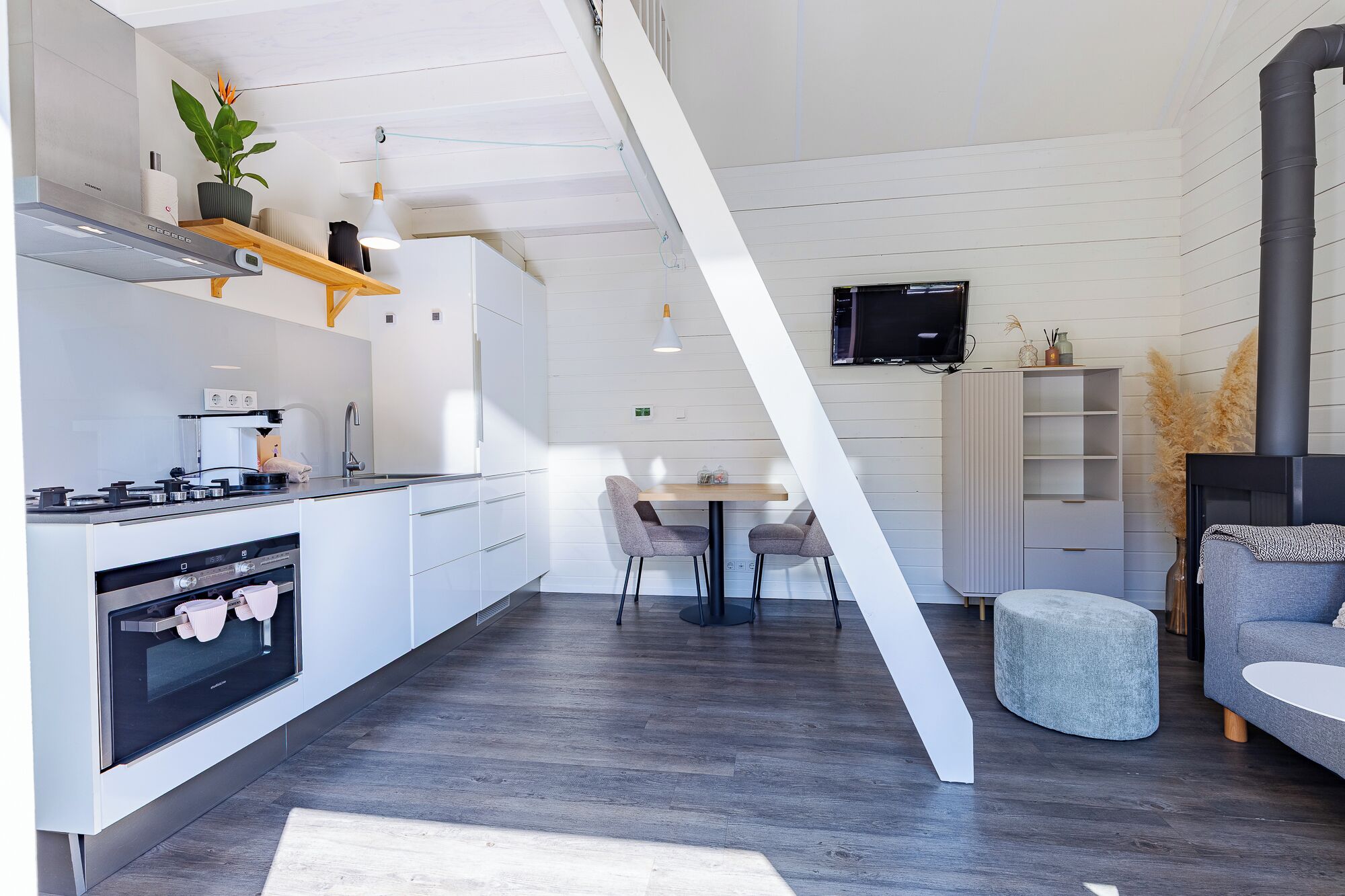 Een koelkast, een magnetron, een vaatwasser, een broodrooster