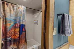 Haartrockner, Handtücher, Seife, Toilettenpapier