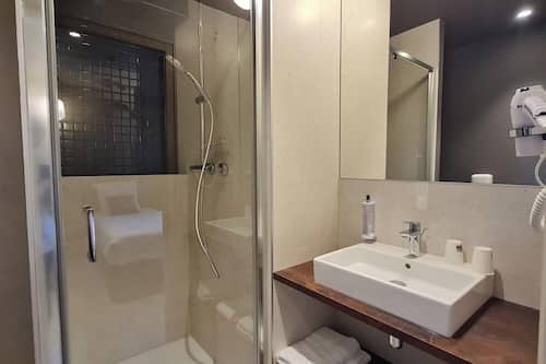 Superior Double or Twin Room | Bathroom | Hair dryer, towels