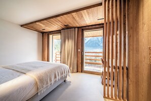 4 bedrooms, iron/ironing board, Internet, bed sheets