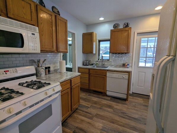 Fridge, microwave, oven, stovetop - Downtown Cozy Cottage walk to Dow Diamond, Dow Gardens, Downtown Midland! (Midland)