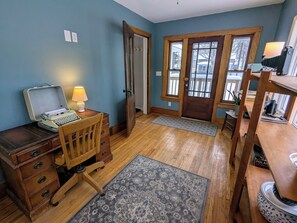 Interior - Downtown Cozy Cottage walk to Dow Diamond, Dow Gardens, Downtown Midland! (Midland)