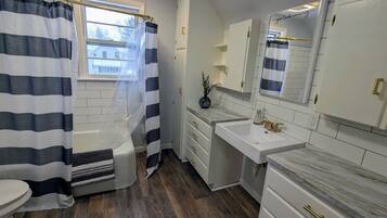 Serviettes fournies, savon, papier toilette