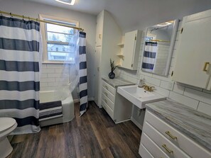 Towels, soap, toilet paper - Downtown Cozy Cottage walk to Dow Diamond, Dow Gardens, Downtown Midland! (Midland)