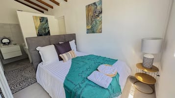 2 slaapkamers, een strijkplank/strijkijzer, reisbedje, wifi