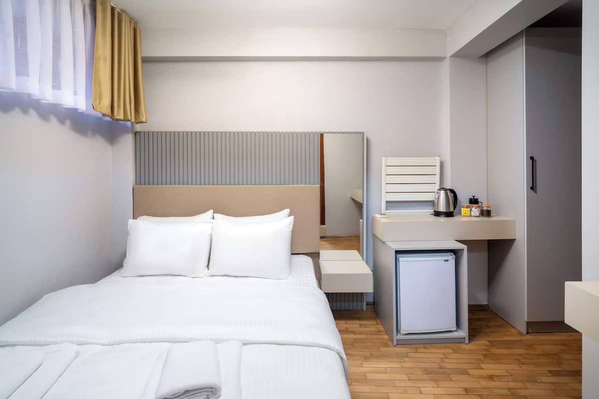 Economy Room | 1 bedroom, premium bedding, in-room safe, blackout drapes