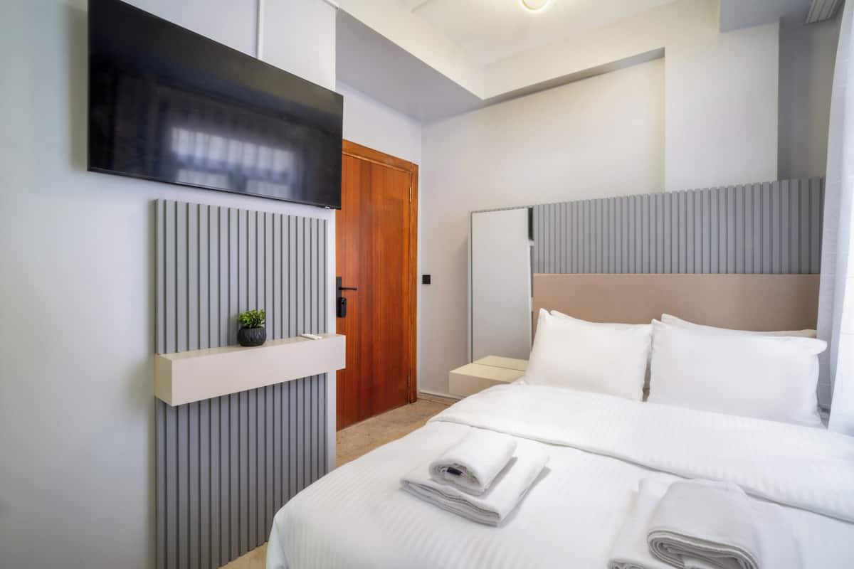 Economy Room | 1 bedroom, premium bedding, in-room safe, blackout drapes