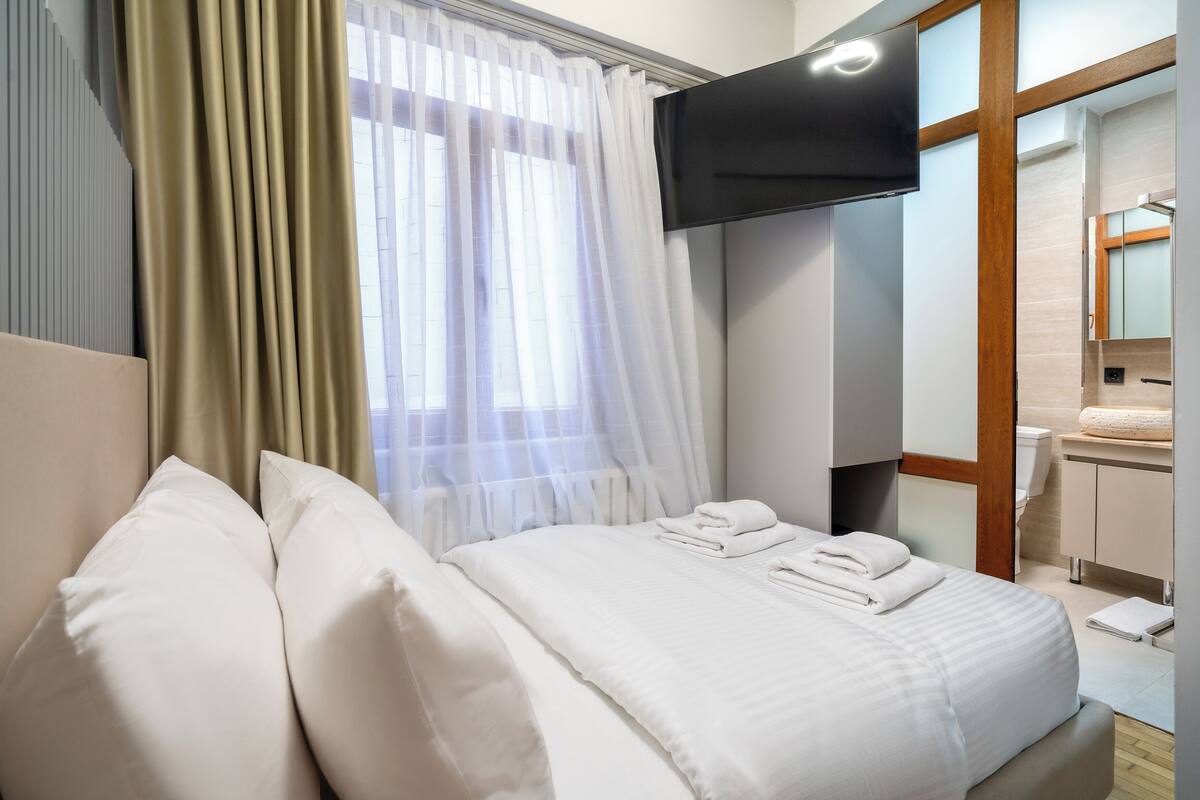 Economy Room | 1 bedroom, premium bedding, in-room safe, blackout drapes