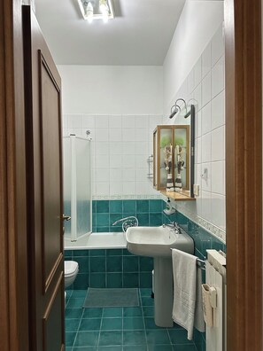 ヘアドライヤー、ビデ、タオル、石鹸