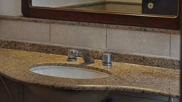 Chuveiro, toalhas de banho