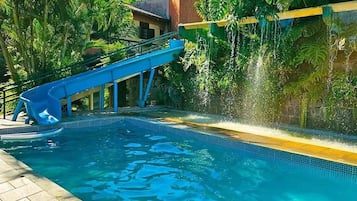 2 indoor pools, pool loungers