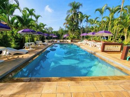 2 piscinas internas, espreguiçadeiras