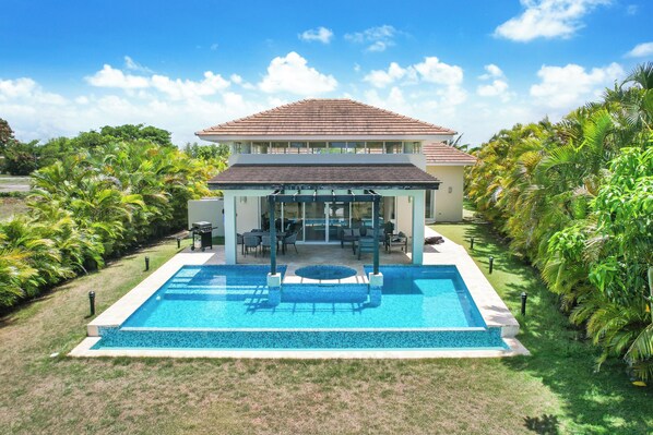 Front of property - Golf Villa in Bavaro - Pool, Jacuzzi, Staff (Punta Cana)