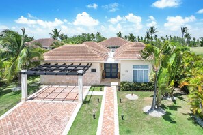 Property entrance - Golf Villa in Bavaro - Pool, Jacuzzi, Staff (Punta Cana)