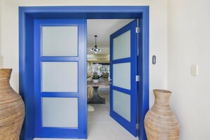 Comfort-Villa, Terrasse, Gartenblick | Wohnbereich