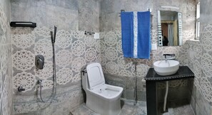 Secador de cabelo, toalhas de banho, sabonete, shampoo