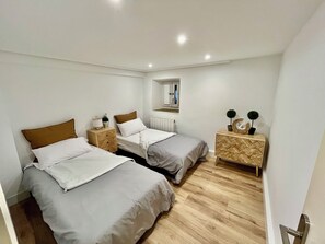 3 bedrooms, travel crib, WiFi, bed sheets