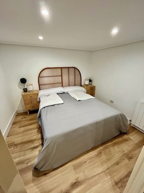 3 bedrooms, travel cot, WiFi, bed sheets