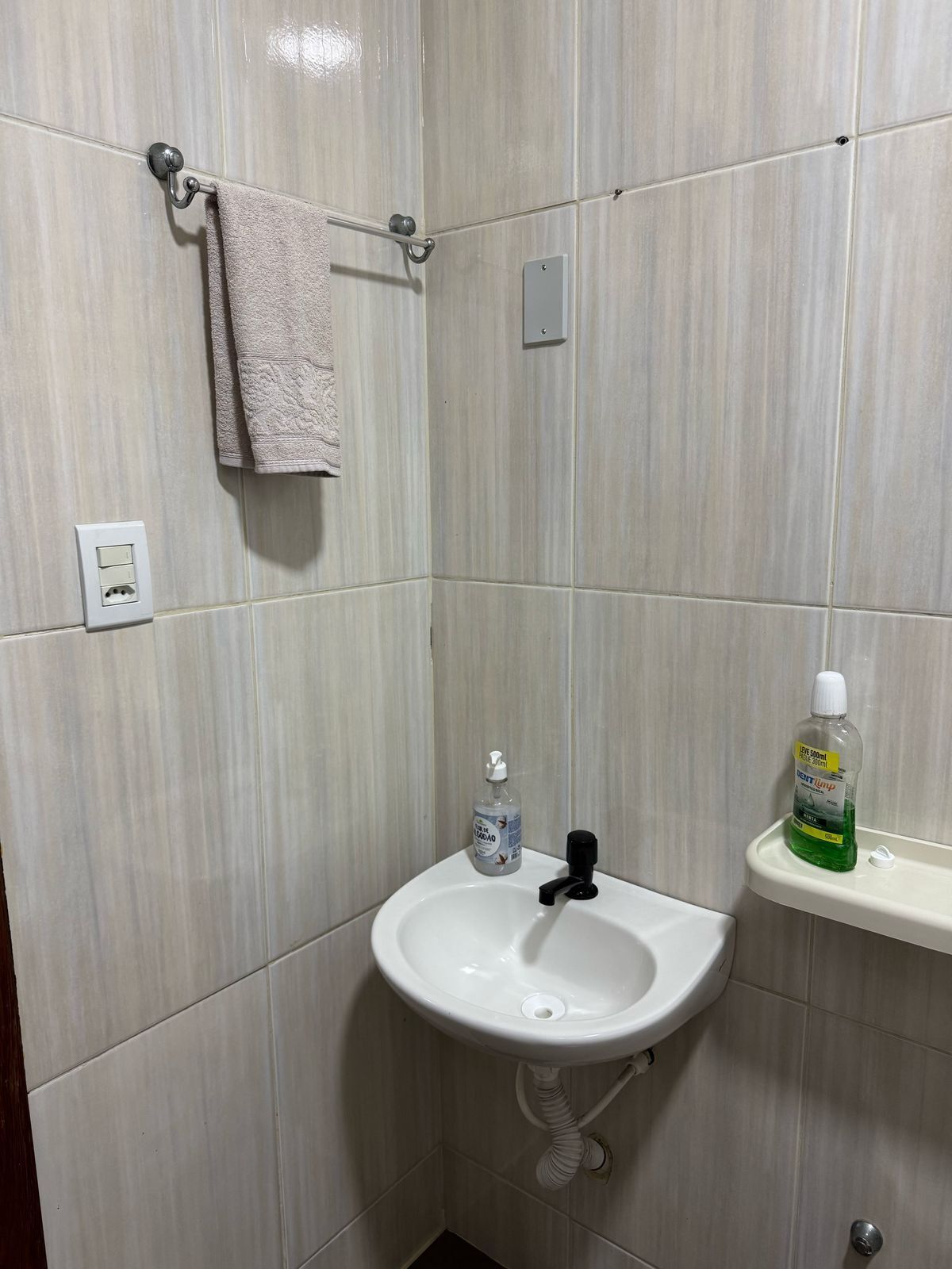 Secador de cabelo, toalhas de banho, sabonete, papel higiênico