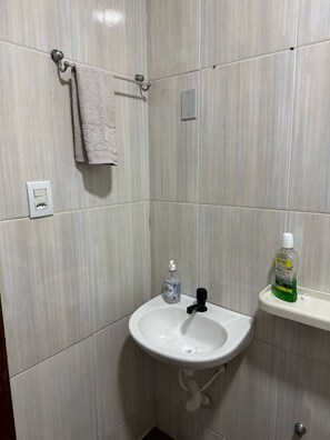 Sèche-cheveux, serviettes fournies, savon, papier toilette