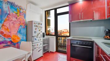 Frigorífico, microondas, horno y placa de cocina