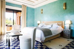 6 quartos, ferros/tábuas de passar roupa, acesso à internet