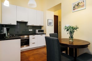 Appartement, vue sur la ville | Cuisine privée | Cafetière-théière