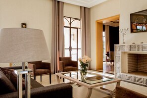 Televisión, chimenea y tenis de mesa