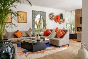 Een open haard en een stereo