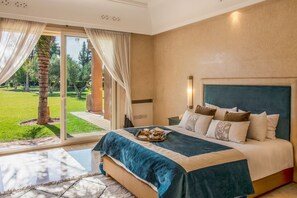 5 bedrooms, iron/ironing board, WiFi, bed sheets